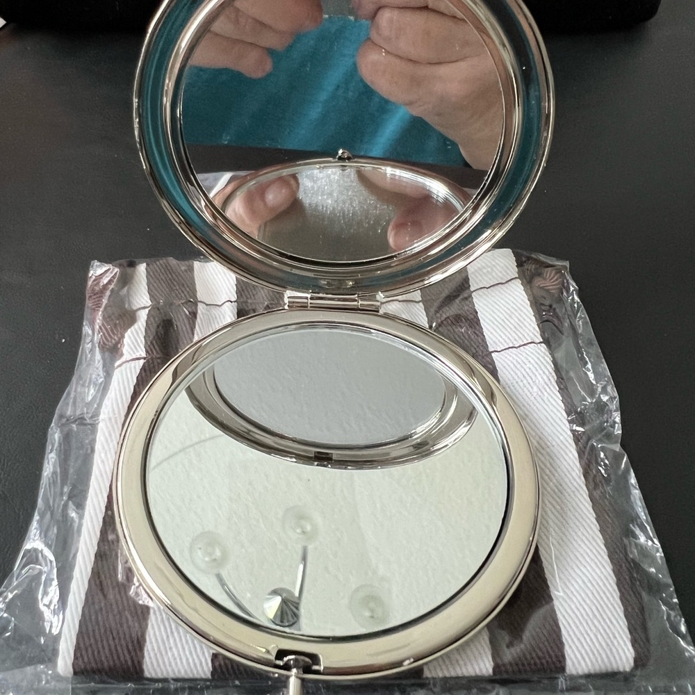 HENRI BENDEL 2 SIDED COMPACT MIRROR with SWAROVSKI CRYSTALS. - Picture 5 of 9